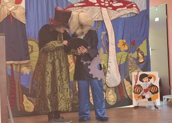 Powiększ zdjęcie: scena; aktorzy na scenie