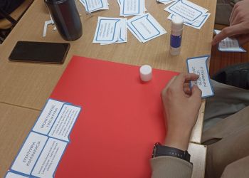 Powiększ zdjęcie: wycięte kartki na stole