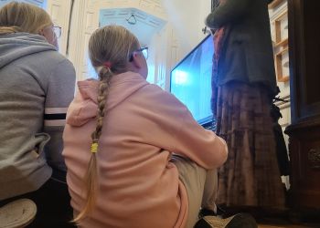 Powiększ zdjęcie: ludzie na sali