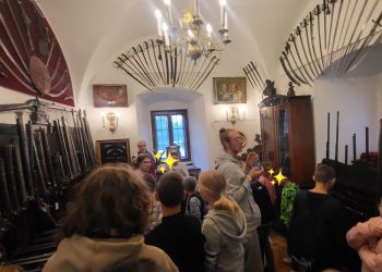 Powiększ zdjęcie: sala z bronią