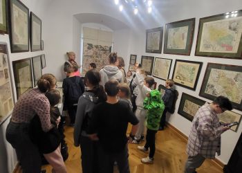 Powiększ zdjęcie: sala z mapami