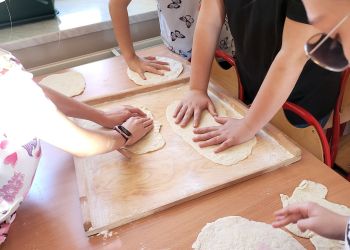 Powiększ zdjęcie: dzieci formują pizzę