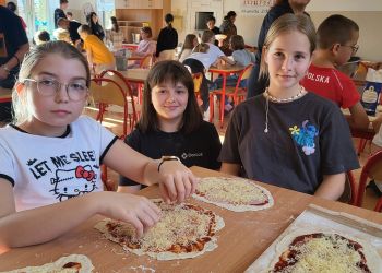 Powiększ zdjęcie: dzieci przy robieniu pizzy