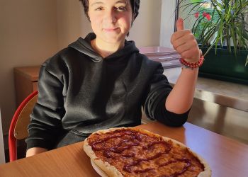 Powiększ zdjęcie: dziewczyna przy pizzy