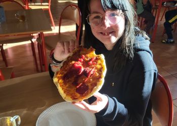 Powiększ zdjęcie: dziewczyna z pizzą