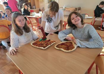 Powiększ zdjęcie: dziewczynki w jadalni