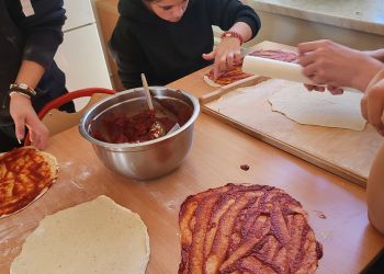 Powiększ zdjęcie: podczas robienia pizzy