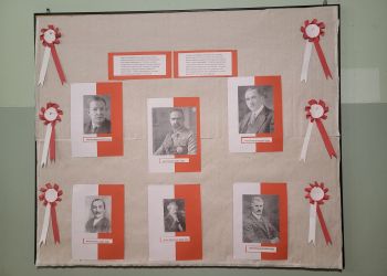 Powiększ zdjęcie: postacie na tablicy