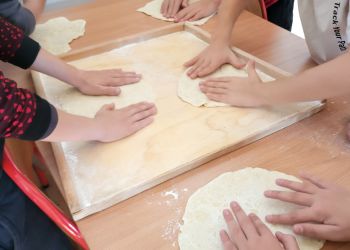 Powiększ zdjęcie: wyrabianie ciasta na pizzę