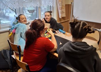 Powiększ zdjęcie: uczniowie w klasie