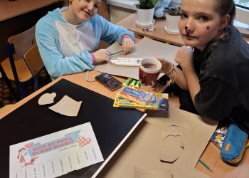 Powiększ zdjęcie: uczniowie robiący plakat