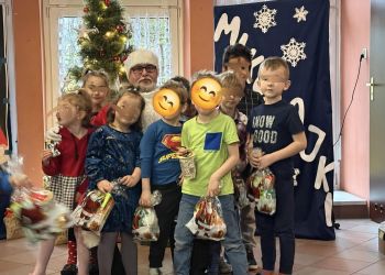 Powiększ zdjęcie: dzieci z prezentami