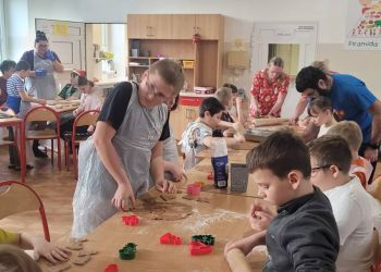 Powiększ zdjęcie: dzieci zdobiące pierniki na sali