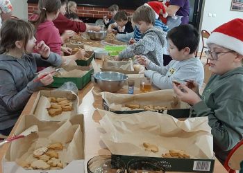 Powiększ zdjęcie: dzieci zdobiące pierniki