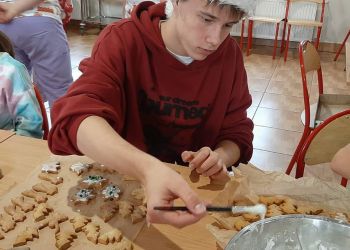 Powiększ zdjęcie: dzieci zdobiące pierniki1