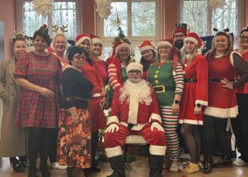 Powiększ zdjęcie: grupa ludzi z Mikołajem