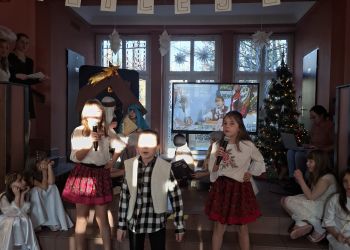 Powiększ zdjęcie: dzieci występujące na scenie