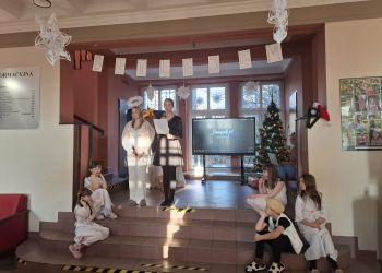 Powiększ zdjęcie: dzieci na scenie