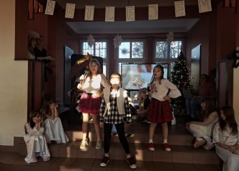 Powiększ zdjęcie: dzieci występujące na scenie