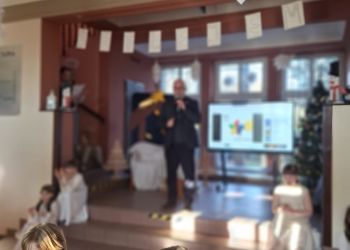 Powiększ zdjęcie: dzieci występujące na scenie