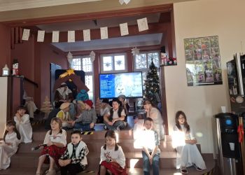 Powiększ zdjęcie: dzieci występujące na scenie