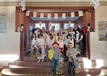 Powiększ zdjęcie: dzieci występujące na scenie