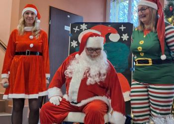 Powiększ zdjęcie: mikołaj i elfy