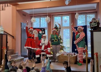 Powiększ zdjęcie: mikołaz z elfami na scenie