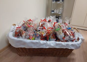 Powiększ zdjęcie: prezenty w koszu