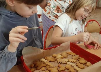Powiększ zdjęcie: zdobienie świątecznych pierników