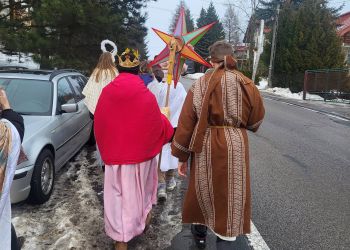 Powiększ zdjęcie: kolędnicy na drodze