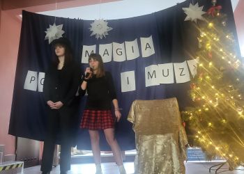 Powiększ zdjęcie: dziewczyna na scenie