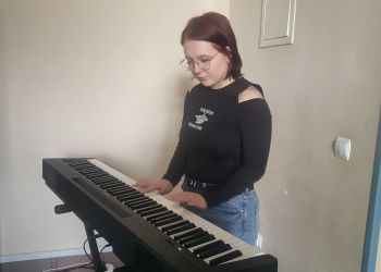 Powiększ zdjęcie: dziewczyna grająca na organach