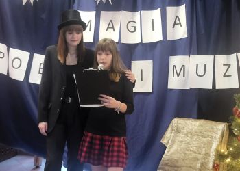 Powiększ zdjęcie: dziewczyny na scenie