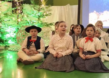 Powiększ zdjęcie: siedzące dzieci