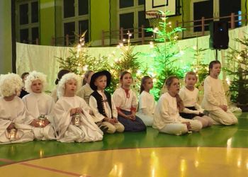 Powiększ zdjęcie: dzieci na scenie