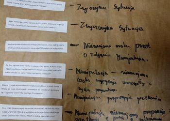 Powiększ zdjęcie: prace uczniów na temat bezpiecznych kontaktów w świecie cyfrowym