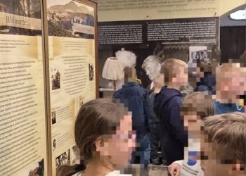 Powiększ zdjęcie: DZIECI W MUZEUM