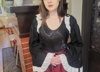 Powiększ zdjęcie: Dziewczyna w przebraniu