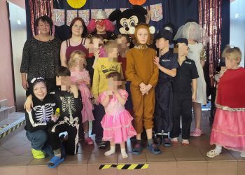 Powiększ zdjęcie: Grup dzieci i kobieta