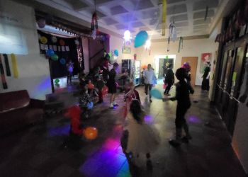 Powiększ zdjęcie: tańczące dzieci