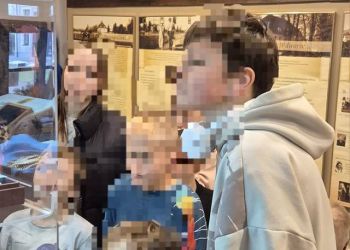 Powiększ zdjęcie: uczniowie w muzeum