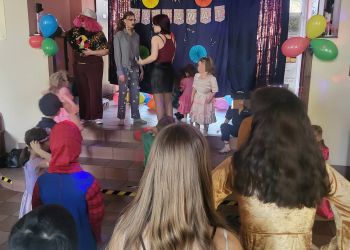 Powiększ zdjęcie: występ dzieci