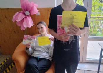 Powiększ zdjęcie: uczniowie z dyplomami