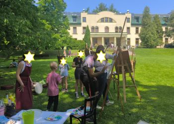 Powiększ zdjęcie: malowanie na sztalugach