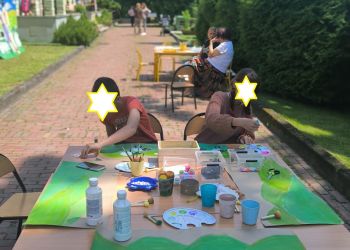 Powiększ zdjęcie: uczniowie tworzący prace o tematyce góralskiej