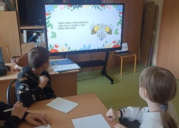Powiększ zdjęcie: uczniowie przed tablicą