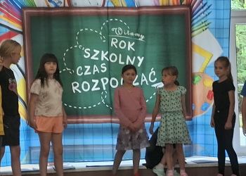 Powiększ zdjęcie: dzieci na scenie