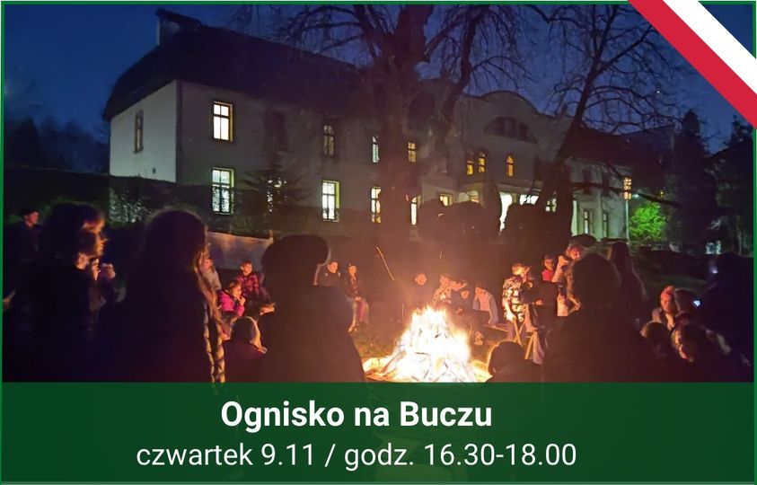 Wieczorny śpiew piosenek patriotycznych przy ognisku