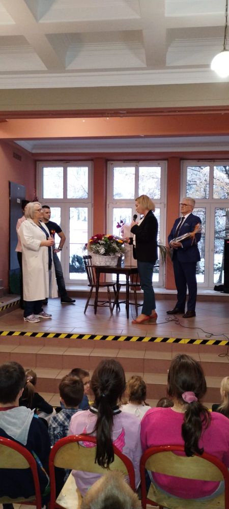 Podziękowanie składane przez Dyrekcję szkoły pani doktor